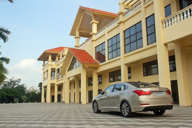 New Hyundai Mistra saloon photo gallery